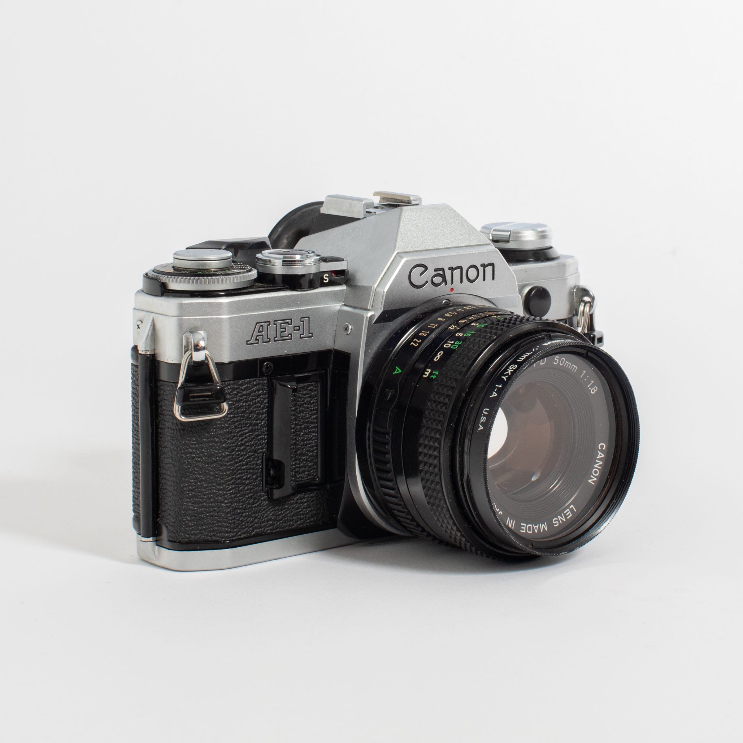 Canon AE-1 フィルム一眼レフカメラ FD 100mm 2.8 プログラムオートでフィルム初心者でも安心】レトロな見た目が可愛い