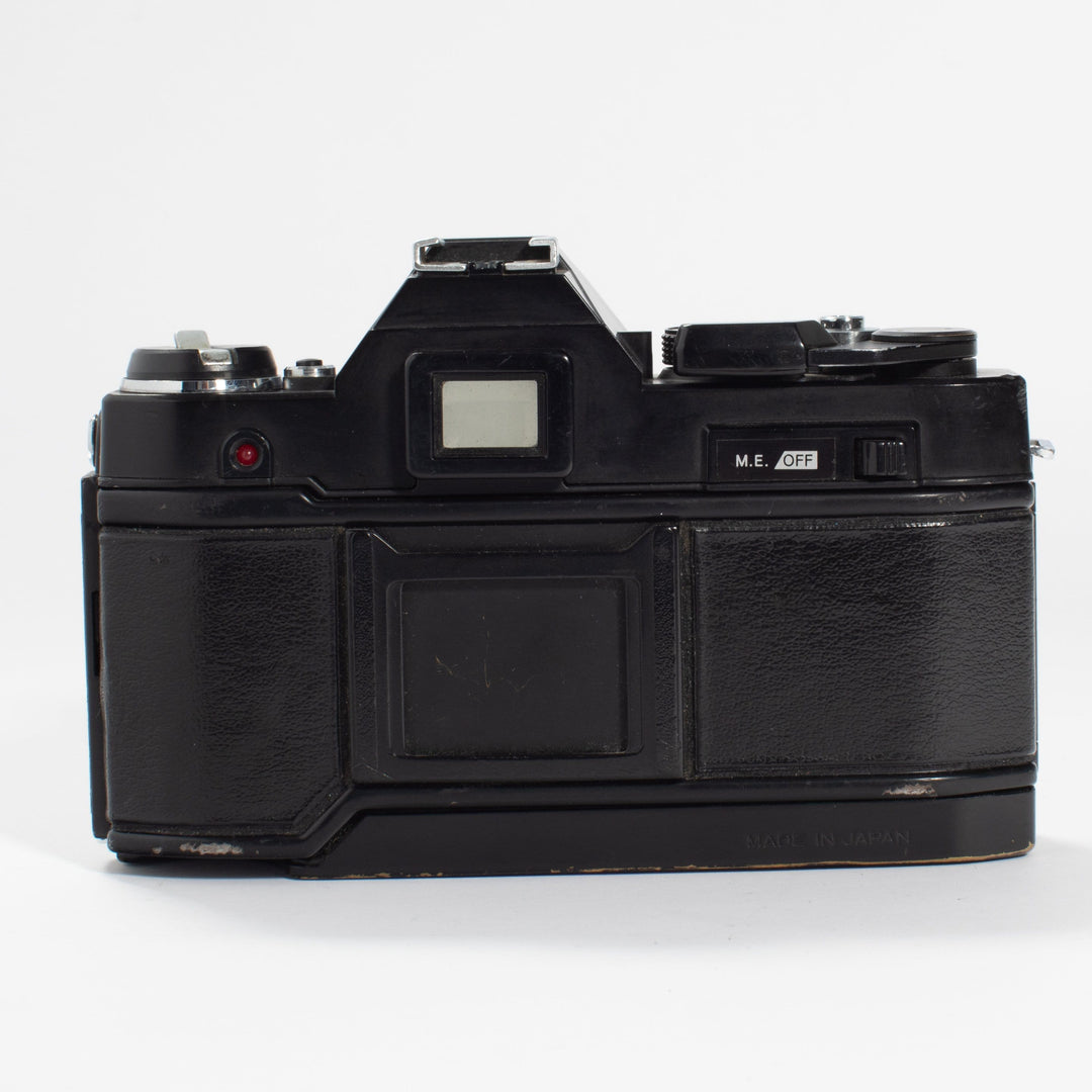 ANALOG SYSTEMKAMERA, Konica autoreflex T4, med objektiv & tillbehör ANALOG SYSTEMKAMERA, Konica autoreflex T4, med objektiv & tillbehör